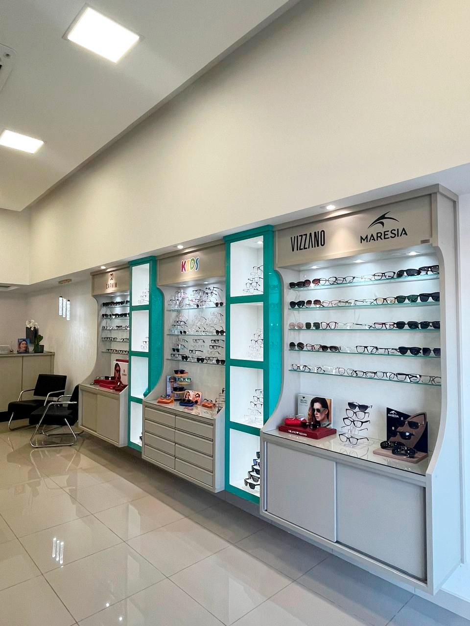 Exposição de óculos na Ótica Steller em Rio Claro